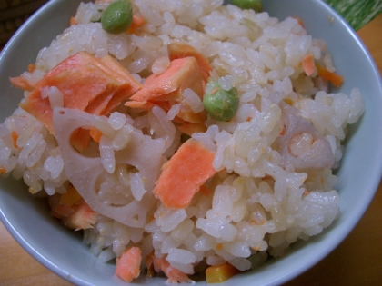 秋終っちゃいましたけど・・・
今度は冷凍枝豆も入れて、味はもちろん！おいしくできましたが彩りも良くできました。
おいしいので、また作りたいで～す。