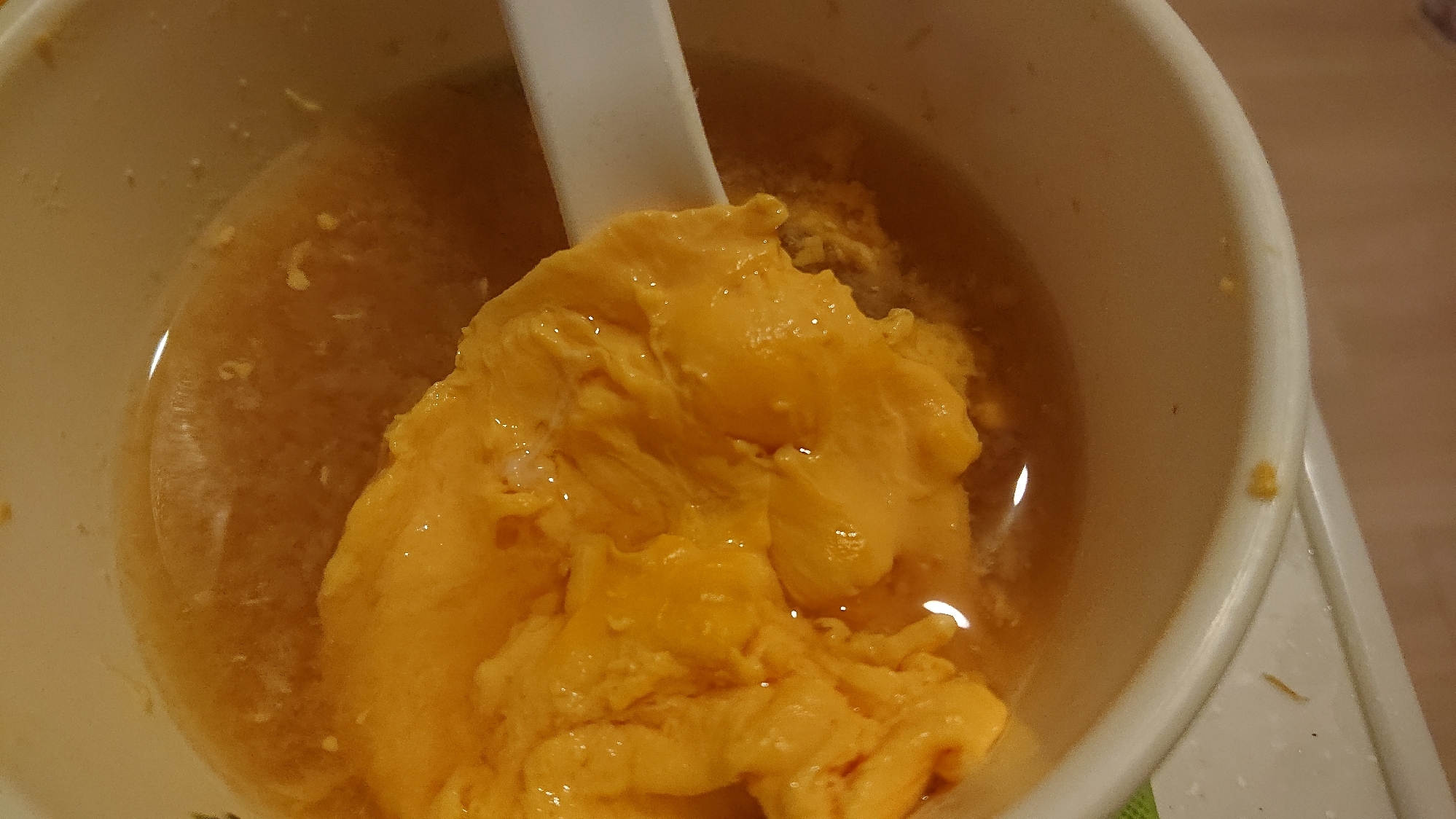 レンジで卵の黄身スープ