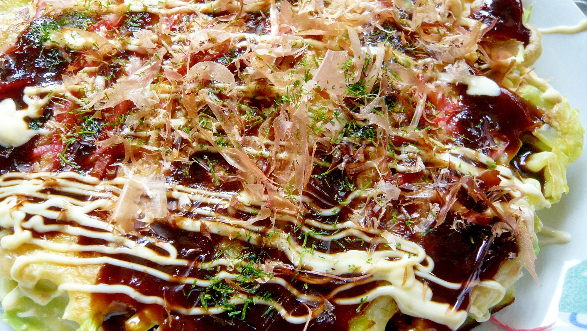 白いお皿に盛り付けられたお好み焼き