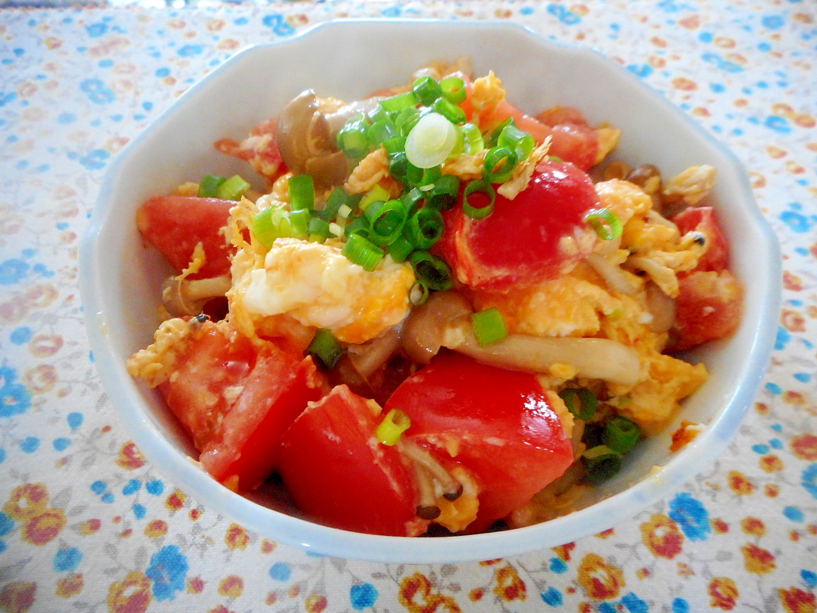 トマトとしめじの卵炒め丼