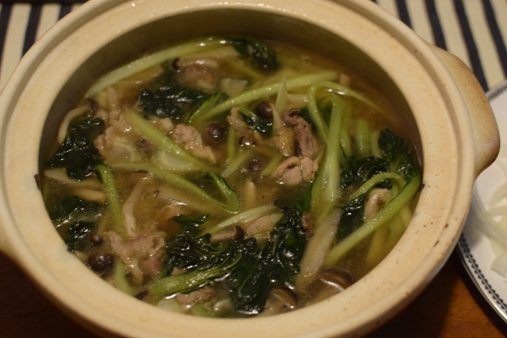 土鍋で作る、ターサイの具沢山中華スープ