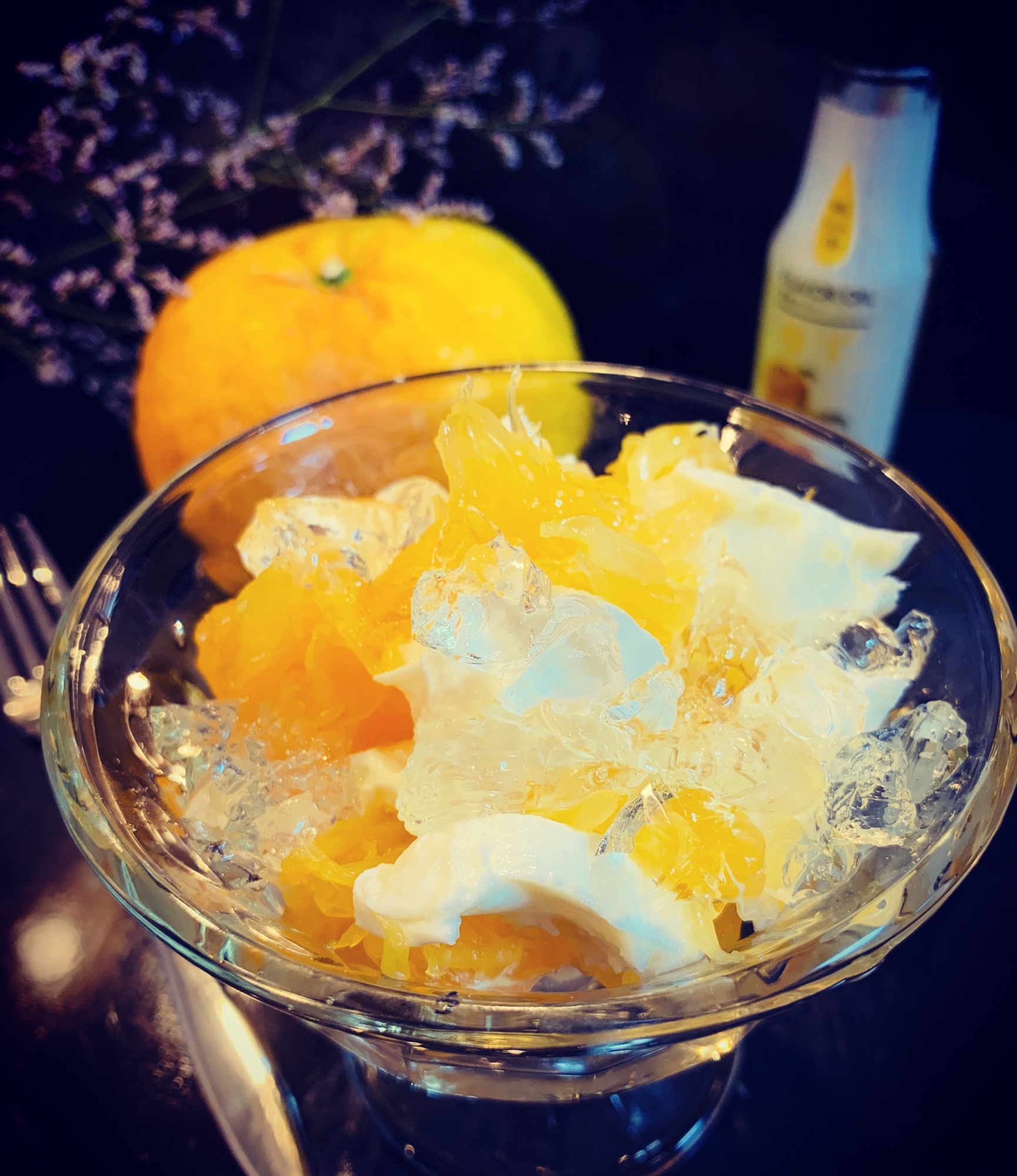 透明な皿に盛り付けた甘夏とモッツァレラのカプレーゼ