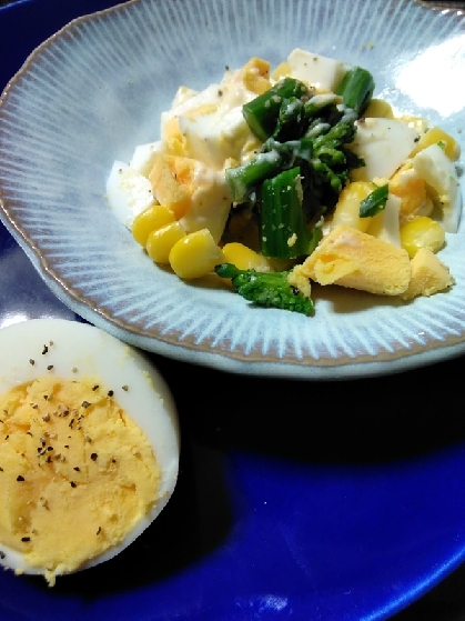 こんばんは☆きょうはこちらを♡
卵と胡麻とコーンで黄色の美味しいサラダに٩(ˊᗜˋ*)و
緑が黄色に映えて綺麗✨美味しいレシピありがとうです♥
