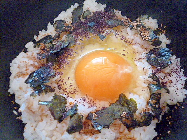 簡単♪アレンジ♪焼き海苔とゆかりのたまごかけご飯