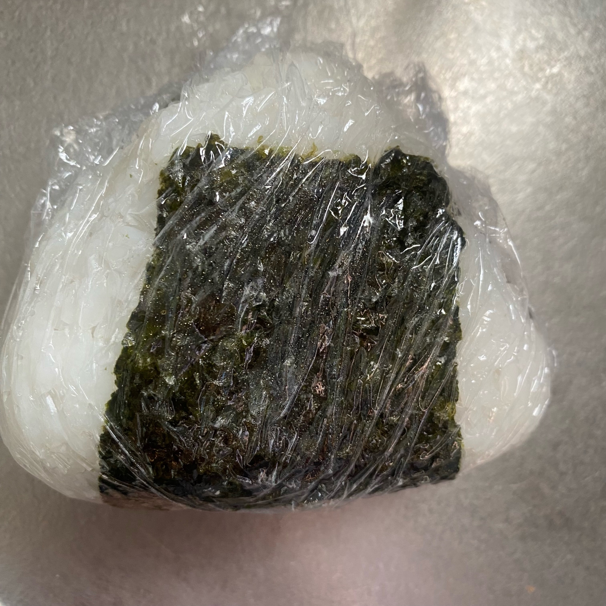 海苔巻きおにぎり(梅とチキンカツ)
