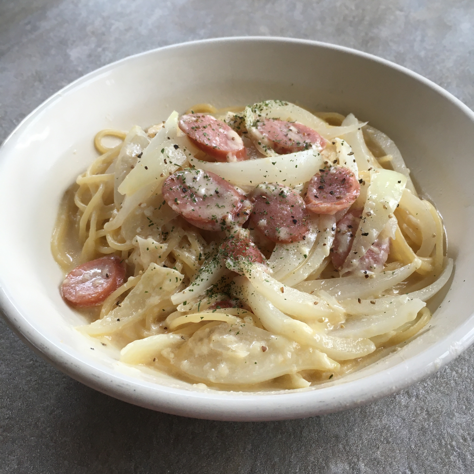 ウィンナーと玉ねぎの味噌チーズパスタ♪