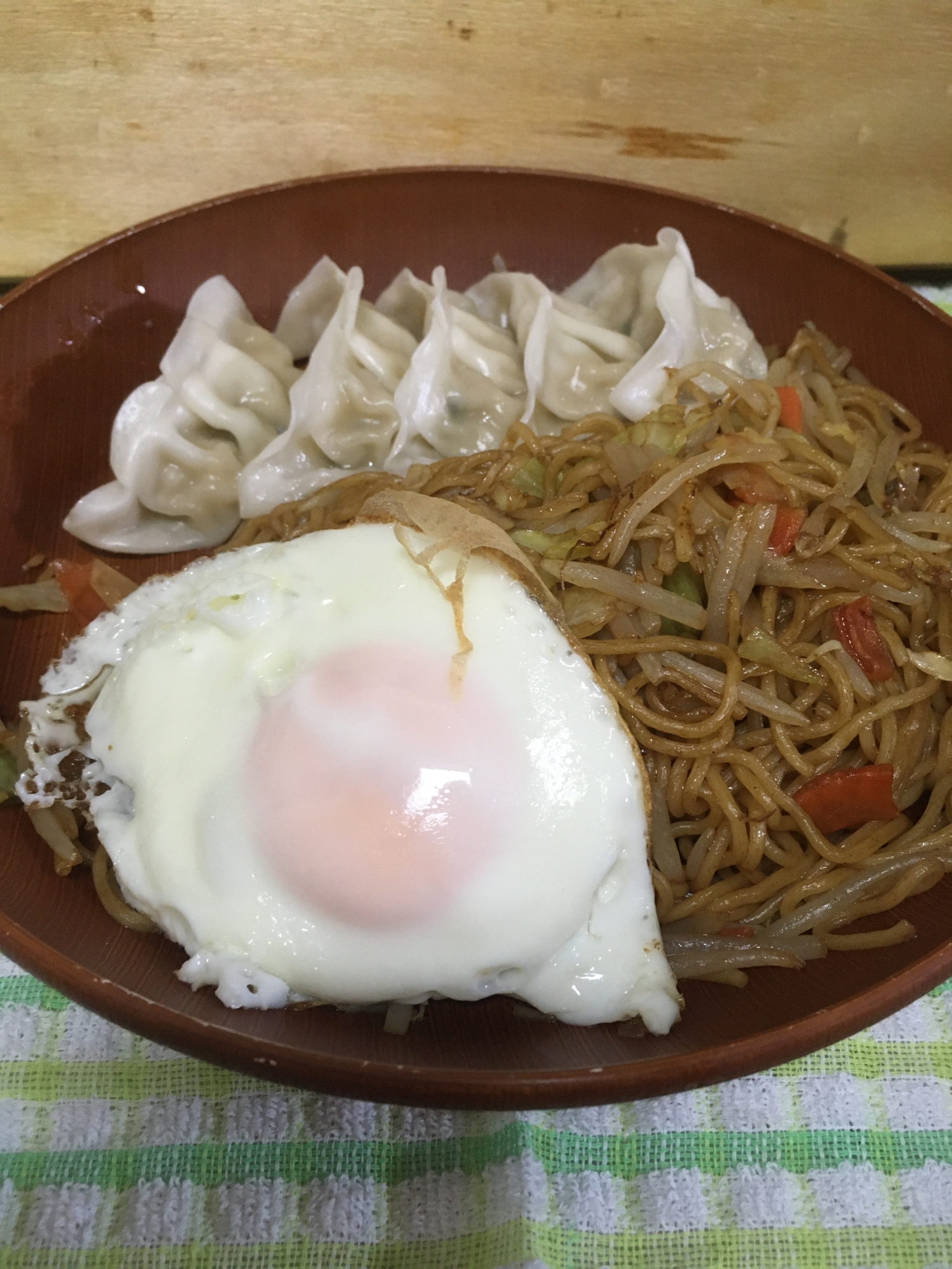 焼きそば、餃子、目玉焼きでワンプレート♪