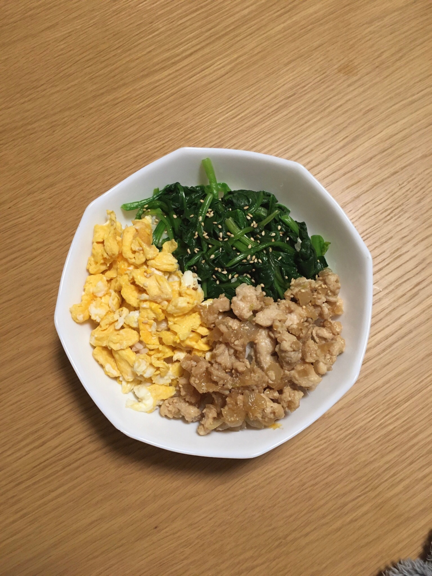 フライパンひとつで野菜たっぷり、鶏そぼろの三色丼。