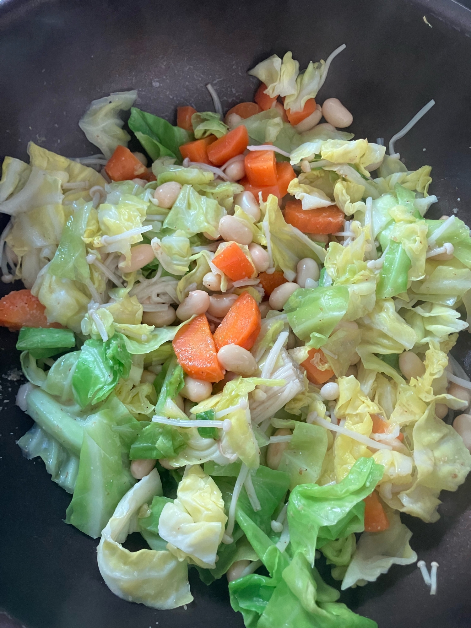 キャベツと人参とえのきと蒸し大豆炒め