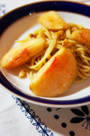 冷たい桃とクルミのスパゲッティーニ