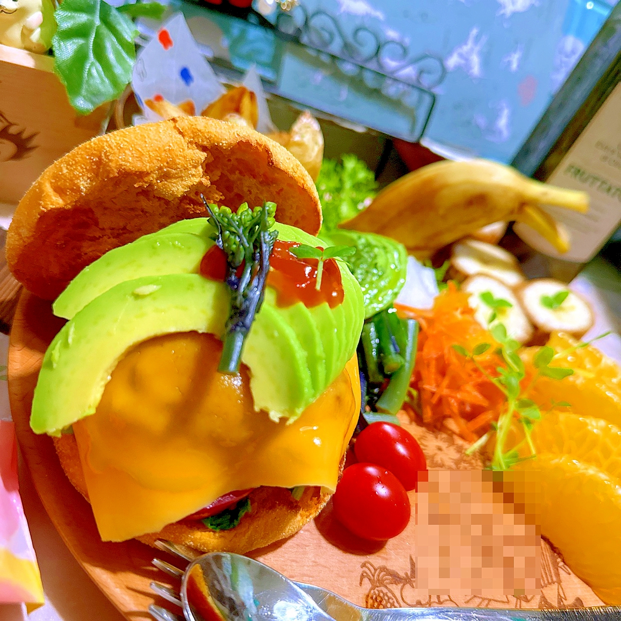 菜の花とアボカドのチリチーズマフィンバーガー