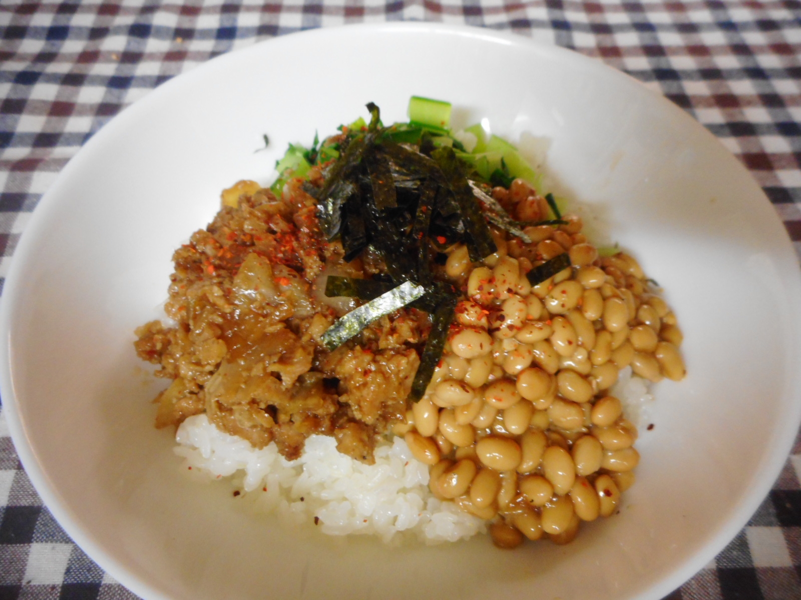 そぼろと納豆の３色丼