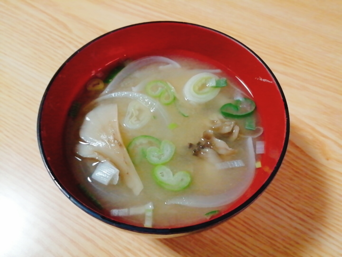 玉ねぎと舞茸とねぎの味噌汁