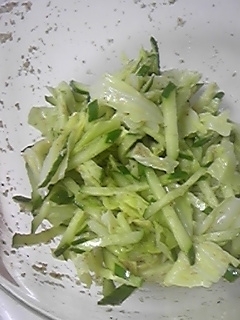 いろんなお野菜に合いそうですね☆キャベツにキュウリもINしてみました。とってもおいしかったです♪