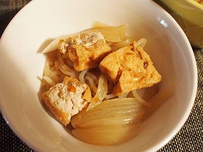 油揚げのレンジでの油抜き！初めて！厚揚げも高野豆腐と同じで味がしみ込みにくくて苦手な食材でした。さすがです！美味しい♪薩摩芋レシピが増えていて嬉しい