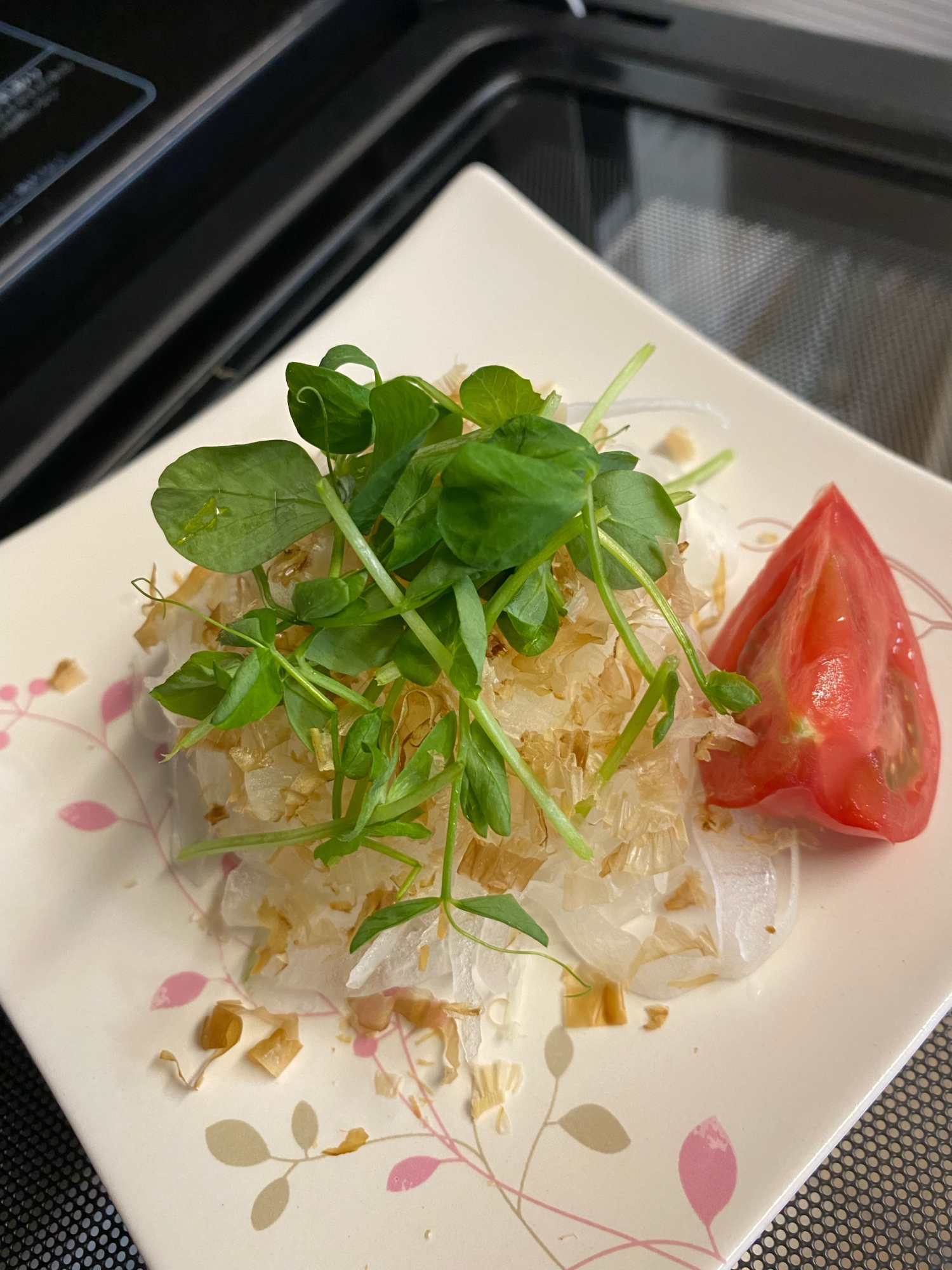 キャベツのうまだれで❣️新玉ねぎとおかかのサラダ