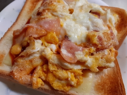 ハムスクランブルエッグ＆チーズのトースト