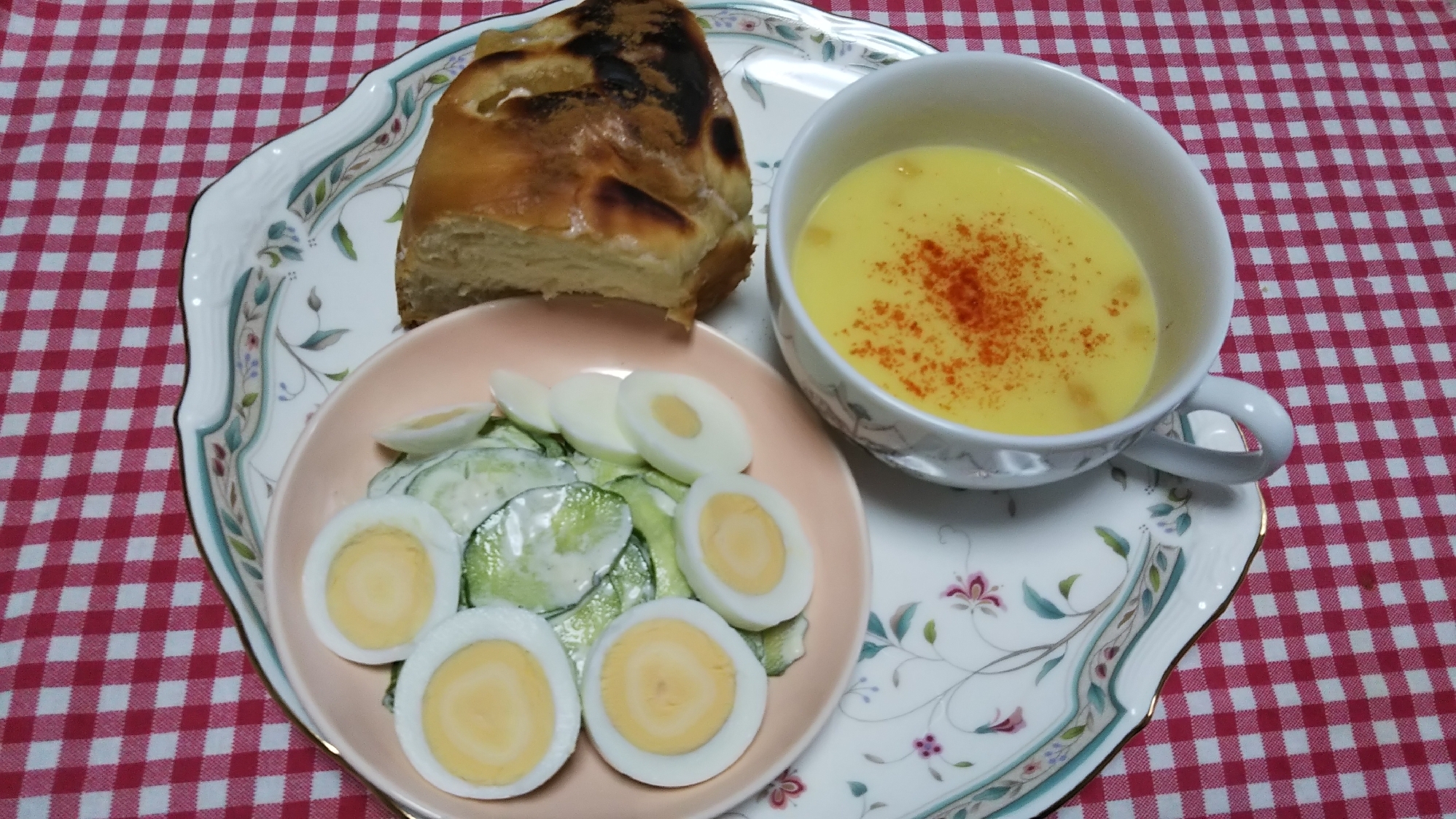 卵ときゅうりサラダとコーンスープとアップルロール☆