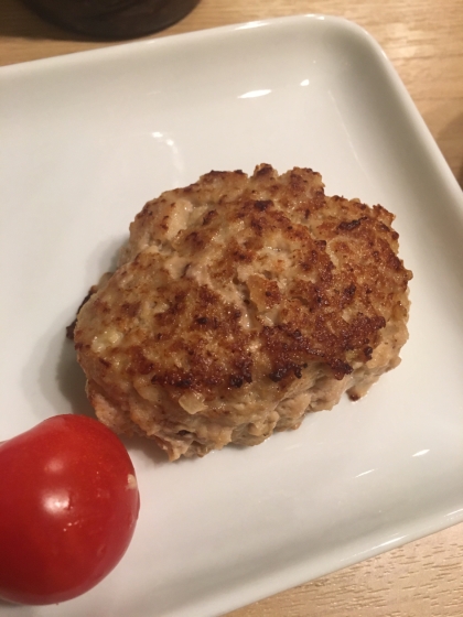 豚ひき肉で作るレシピを探していたら見つけました！ハンバーグソースがなかったため、そのままでも美味しかったしケチャップをつけても美味しかったです♪