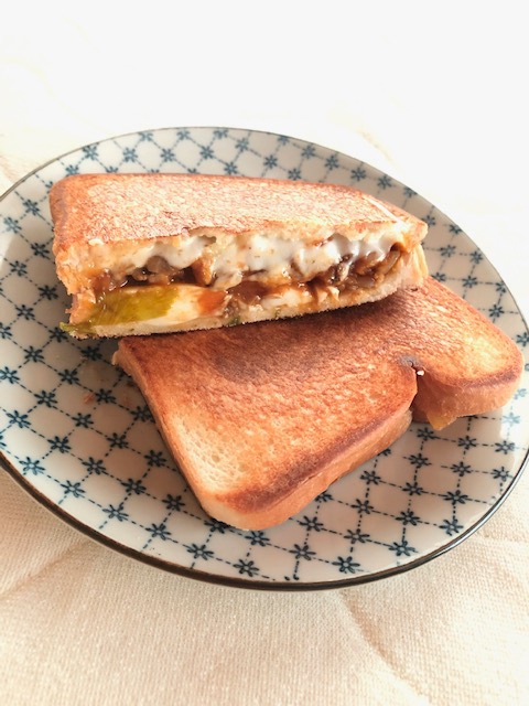 余りカレーのホットサンド!