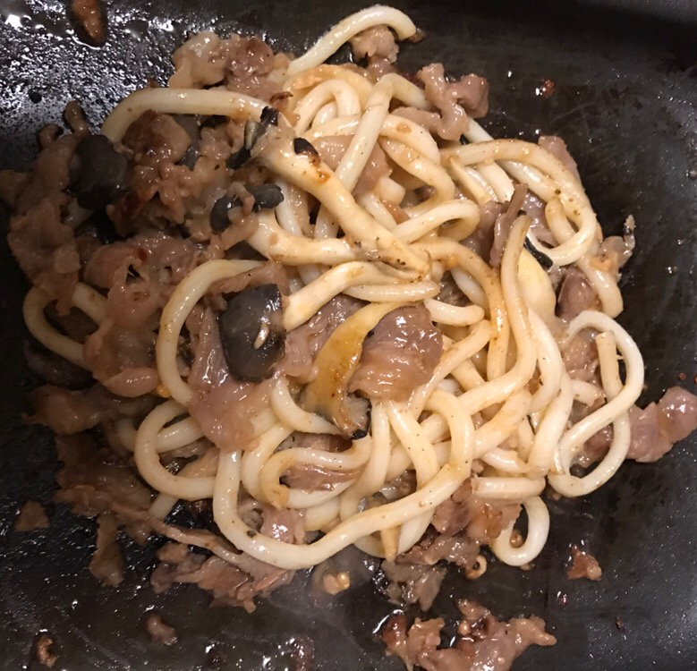 牛こま肉とヒラタケの焼きうどん