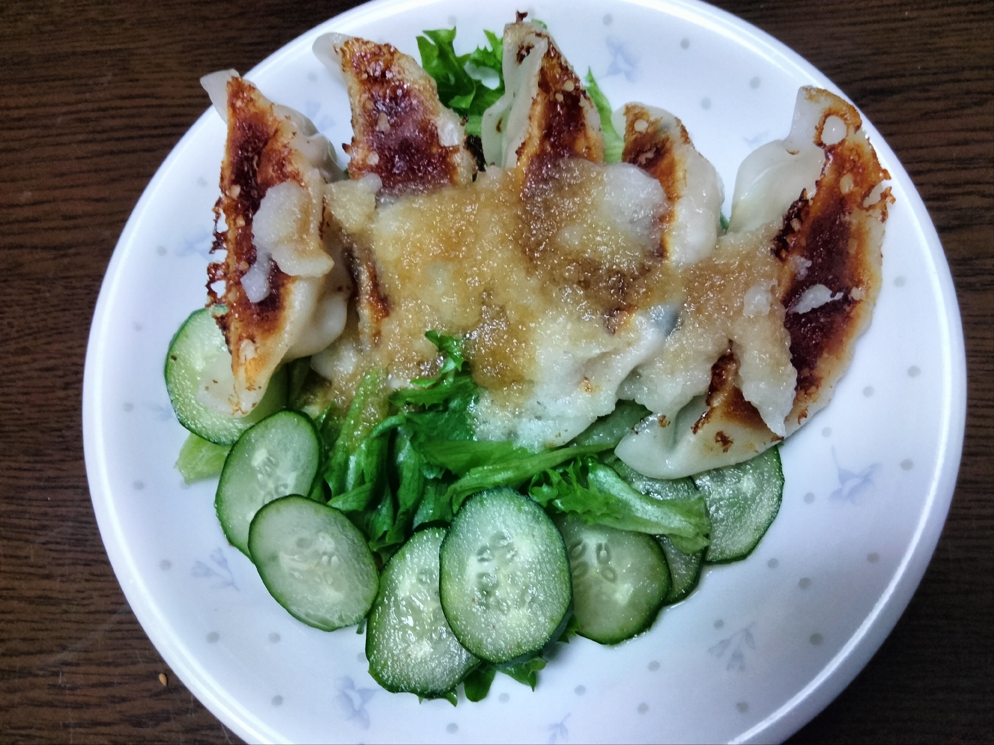 大根おろしかけた焼餃子サラダ