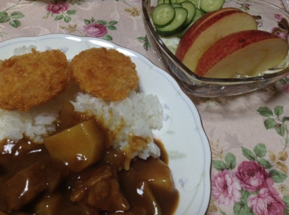 今夜の夕食で〜す♪
久しぶりにカレーを炊いたので子供達も大喜び♡サラダ付きでおしゃれな夕食になりました♡ごち様〜♪(^-^)/