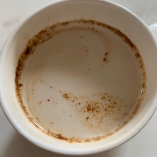 コーヒー少な目で作ったので、レンチン中にほとんど溶けちゃいましたね(//ω//)ゞ
ミルクたっぷりなので、小腹が空いた時に良いですね❤