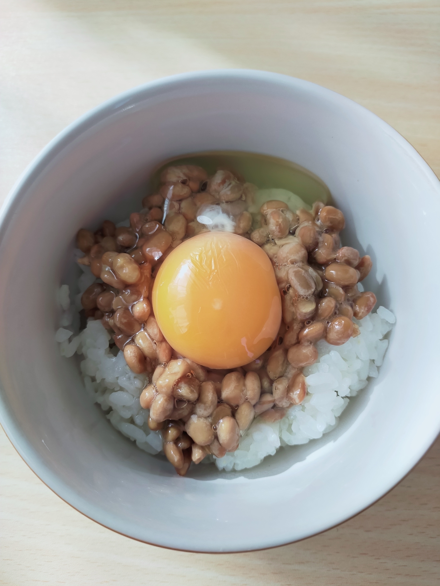 ごま油と鶏ガラスープの素で♪中華風味納豆卵かけご飯