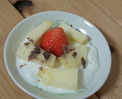 苺とりんごのご褒美ヨーグルト