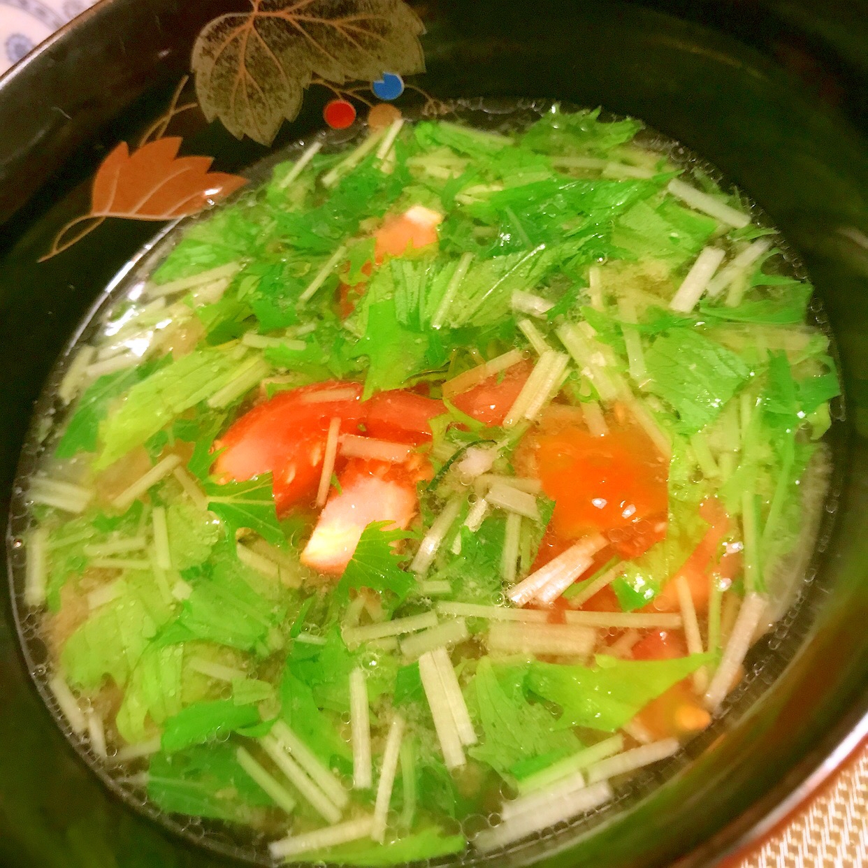 豚しゃぶ茹で汁で水菜とトマトと玉ねぎのお味噌汁