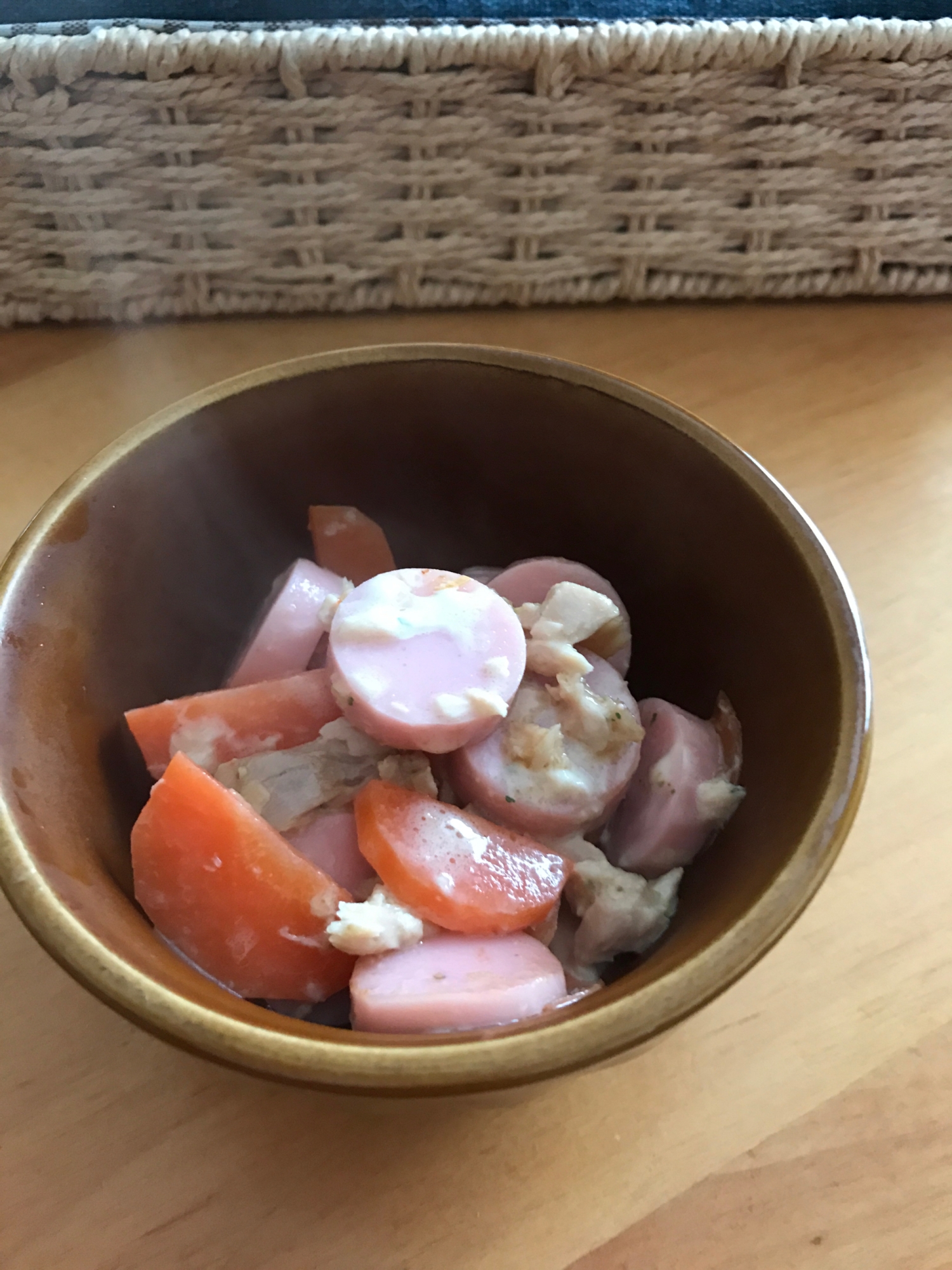 魚肉ソーセージと人参のツナマヨ炒め