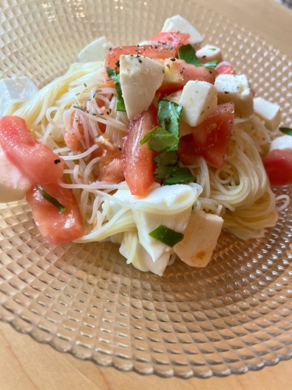 冷製パスタ用のカッペリーニが家にあったので、作ってみました！果汁のレモンを使いました。モッツァレラとバジルも家にあったので、加えてみました。とても爽やかでした