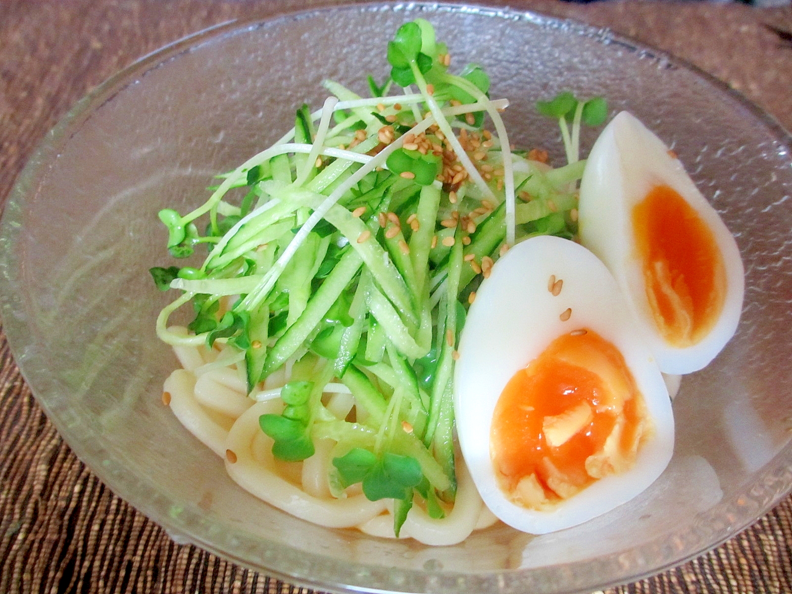 カイワレきゅうりとゆで卵の冷やしうどん