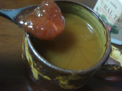 甘酸っぱい苺ジャムと優しい黄な粉が紅茶にマッチしておいし～ ( *´艸｀)♪
最後に残った粒苺と溶け残り黄な粉がまた美味しかったです♪ゴチでした♡