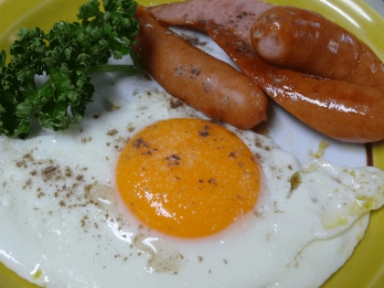 ミルク白うさぎさん　こんばんは
こちらを参考に　朝食プレートを作りました
朝なので　ご飯とは別盛りに
とろーり目玉焼きが　美味しいですね＾＾