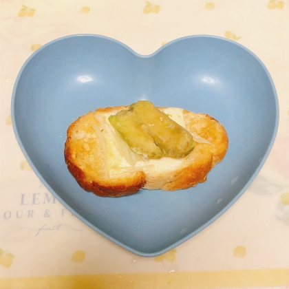 チーズトーストアレンジ 新玉スライス&アボカド