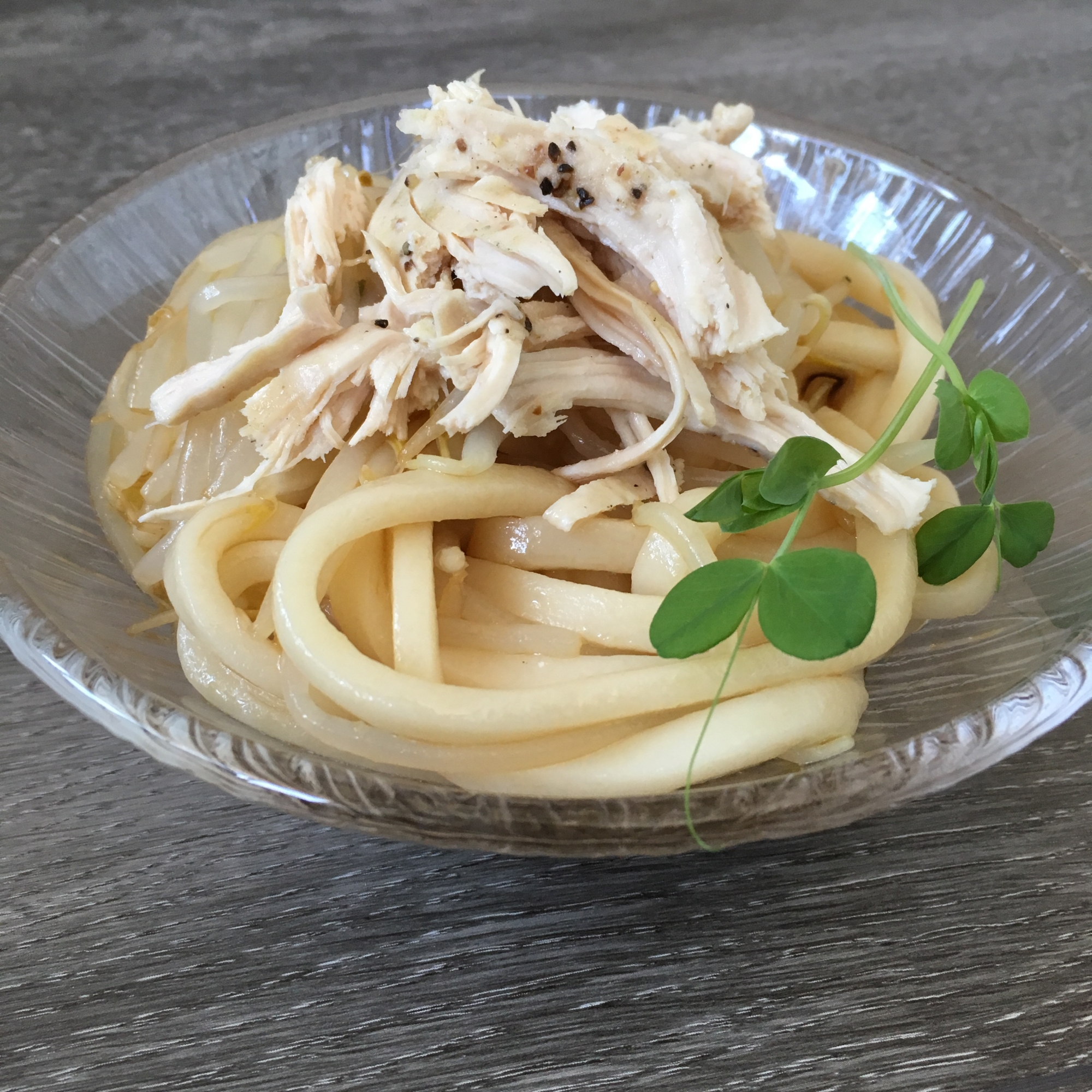 蒸し鶏ともやしのぶっかけうどん♪