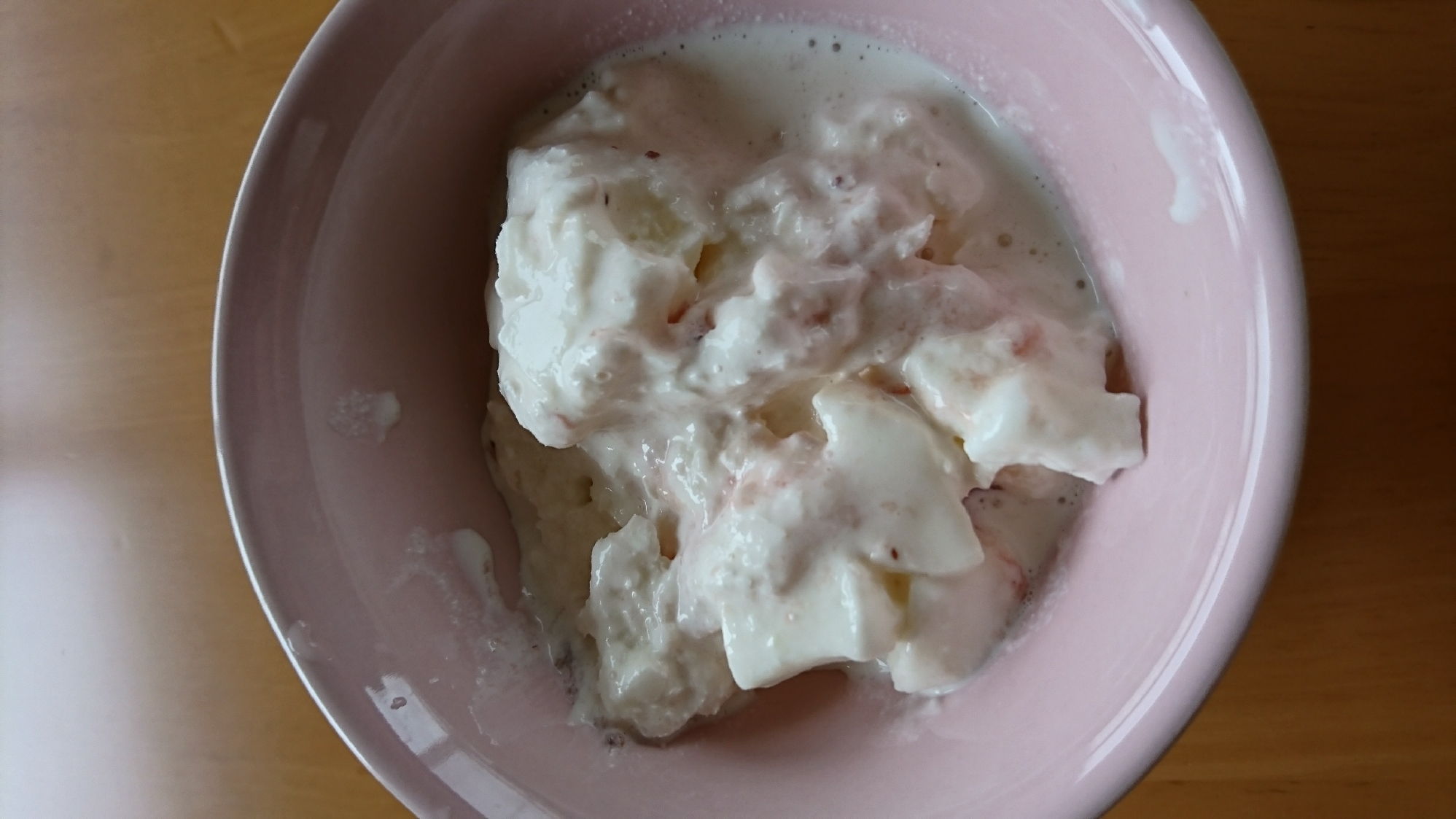 いちごとマシュマロのアイスクリーム