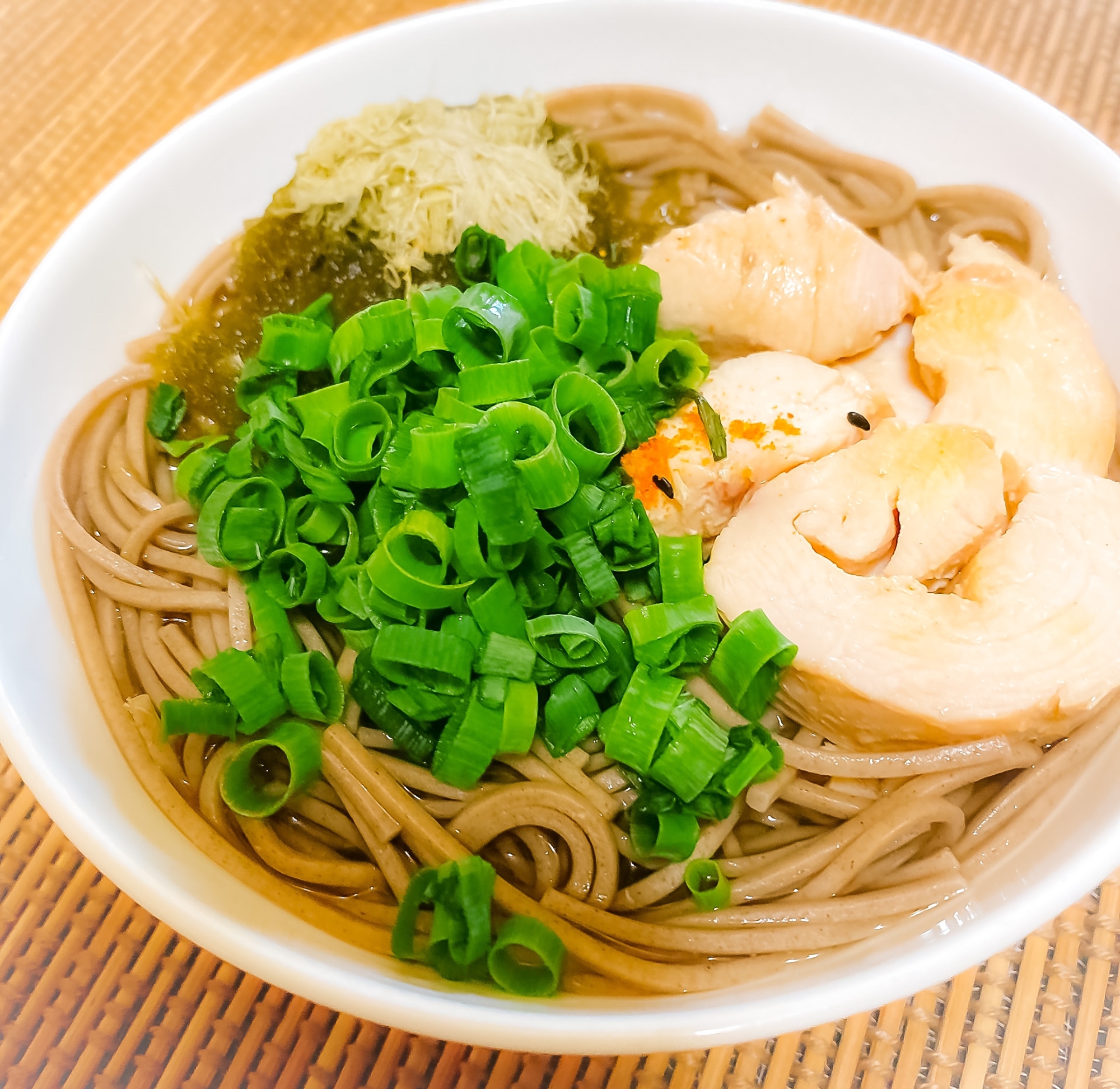 簡単ランチ♪鶏ハムととろろ昆布のお蕎麦