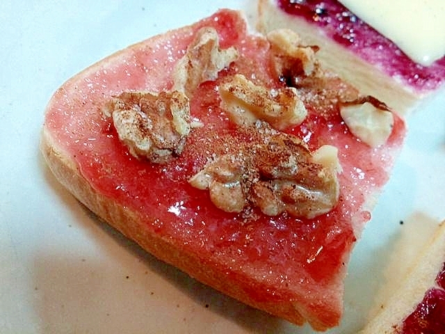 苺ジャムと胡桃とシナモンシュガーのトースト