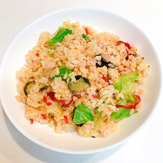 白い皿に盛り付けたサザエのつぼ焼きチャーハン