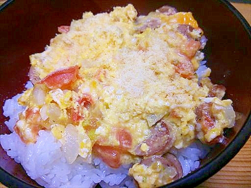 トマトとウインナーのオムレツ丼・マヨチーズ味