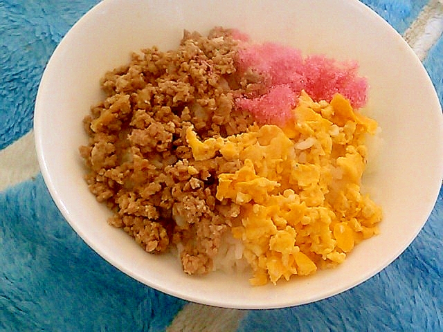 作りおきそぼろで簡単 子供に大人気の３色丼 レシピ 作り方 By かっぺ4217 楽天レシピ