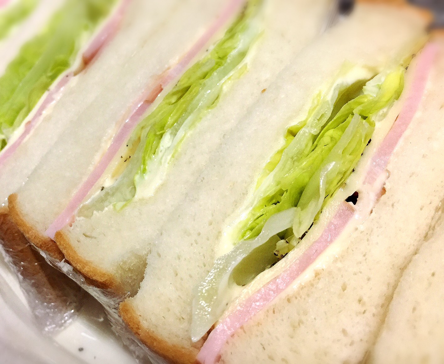 定番サンドイッチ!シャキシャキのレタスハムチーズ
