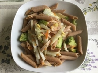 冷蔵庫にあった野菜を色々入れてみました。さっぱりして美味しかったです♪