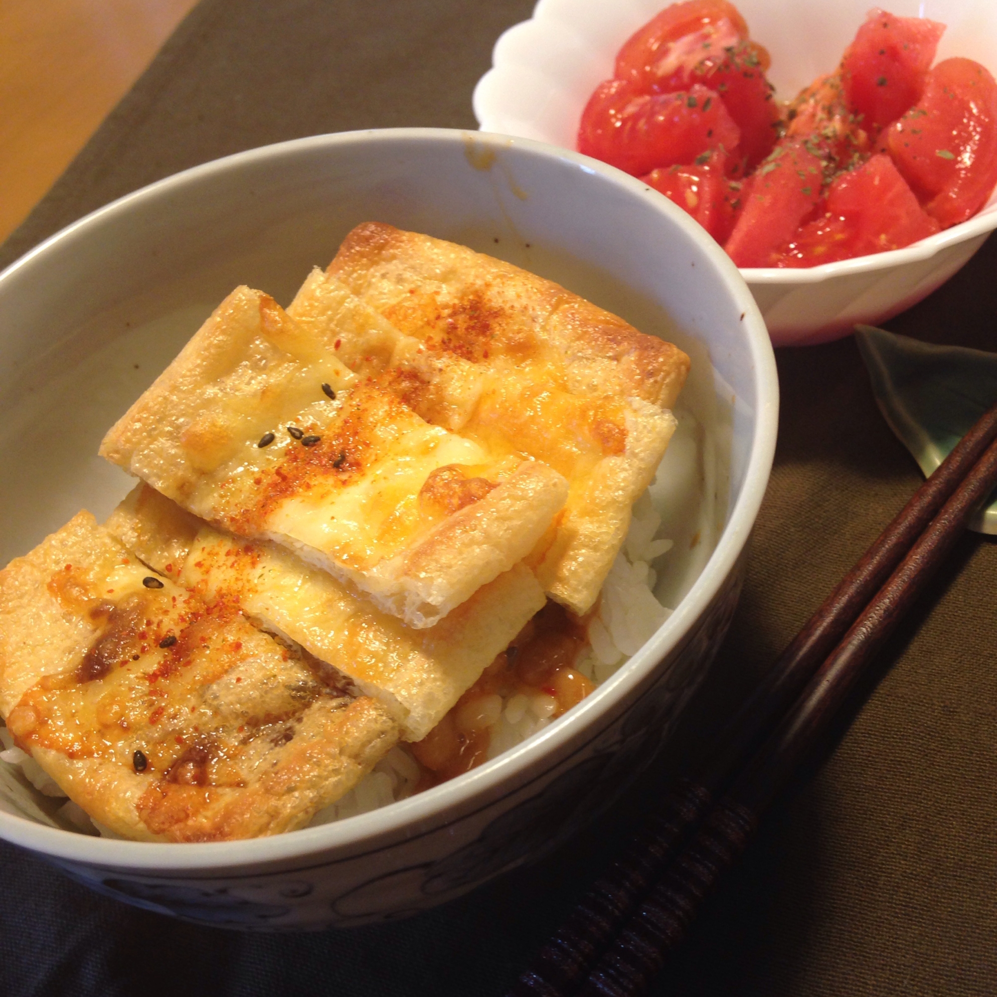 ピリ辛納豆とチーズ油揚げ丼