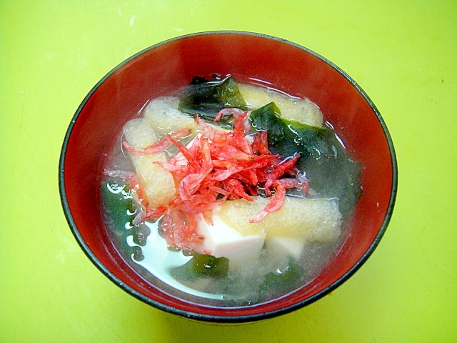 豆腐とわかめ油揚げ桜海老の味噌汁