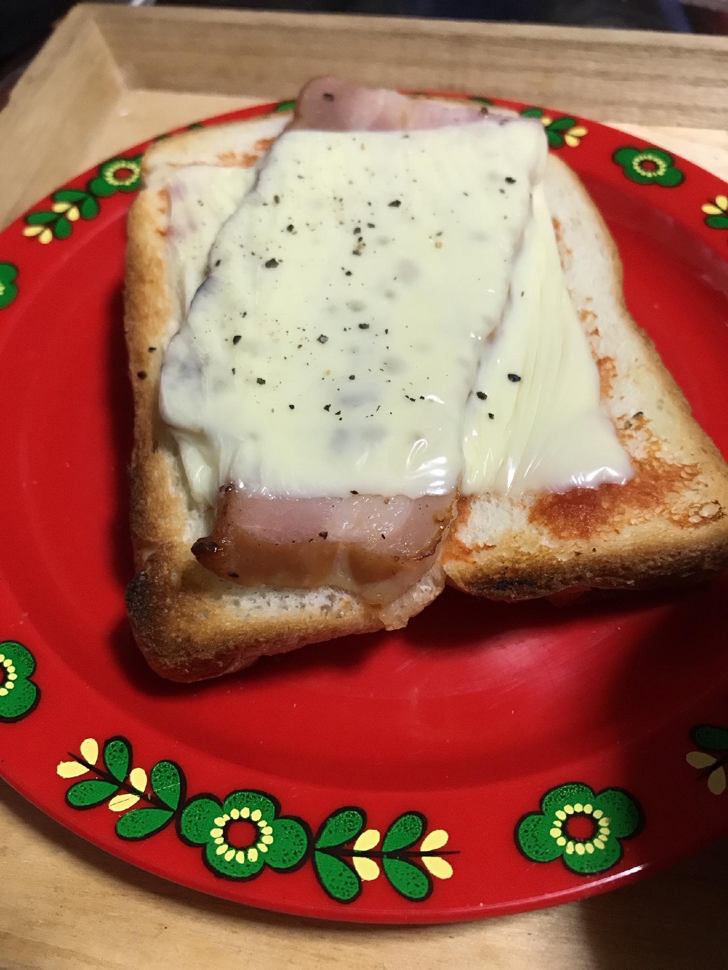 厚切りベーコンとチーズのトースト