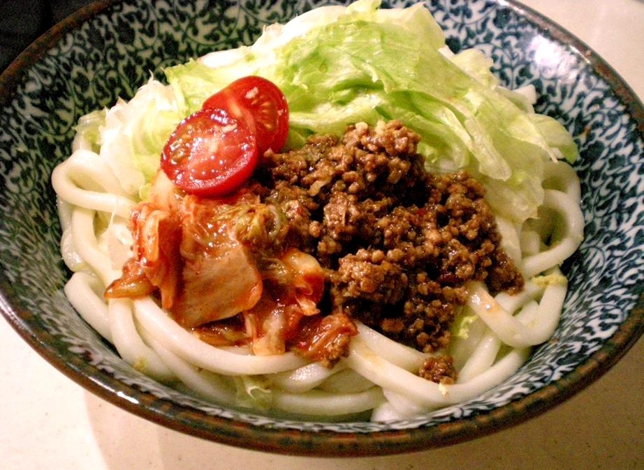 キムチと肉みそのぶっかけ混ぜうどん